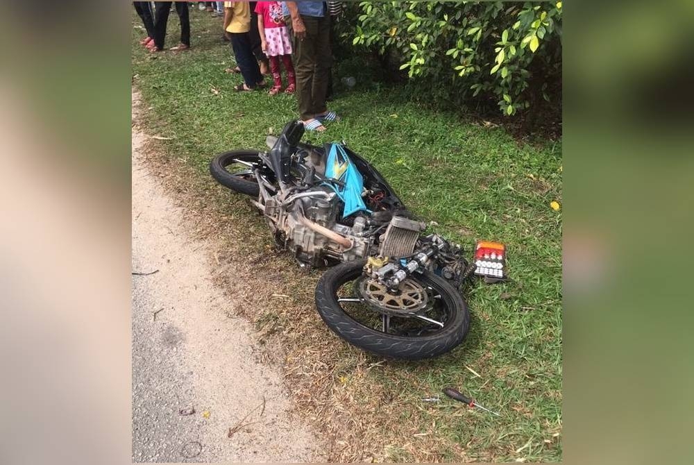 Keadaan motosikal mangsa selepas terlibat kemalangan di Jalan Lapangan Terbang berhampiran LTSAS, Kuantan pada Isnin.