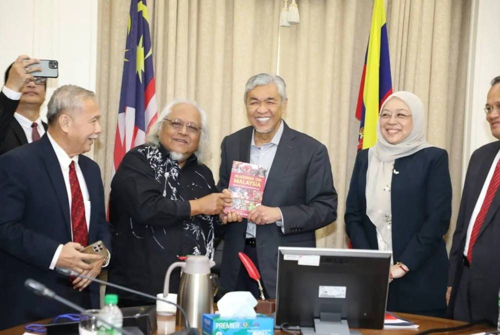 Zahid (tiga dari kanan) ketika meraikan delegasi Majlis Profesor Negara pada Selasa.