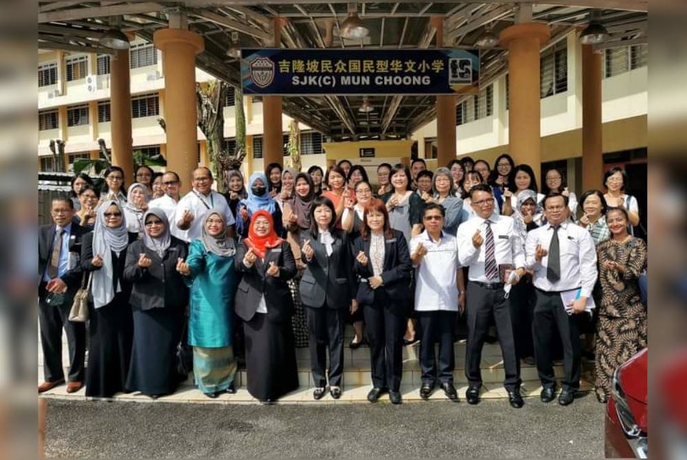 Hui Ying (tengah) bersama warga pendidik di SJKC Mun Choong ketika melawat sekolah berkenaan pada Selasa.