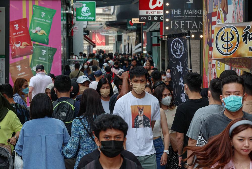 Sebahagian pengunjung yang menghabiskan masa bersiar-siar di sekitar kawasan tumpuan pelancong di Bukit Bintang sempena tahun baharu. - Foto Bernama