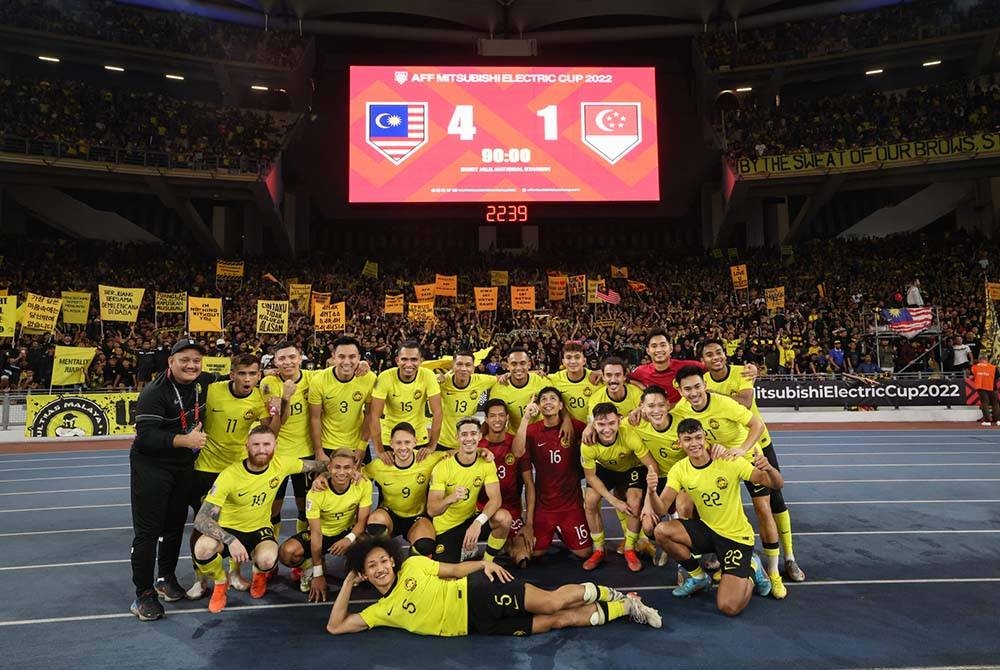 Pasukan kebangsaan meraikan kemenangan bersama &#039;Ultras Malaya&#039; selepas berjaya menewaskan pasukan Singapura pada perlawanan Kumpulan B AFF Mitsubishi Electric Cup 2022 di Stadium Nasional Bukit Jalil pada Selasa. - Foto Bernama