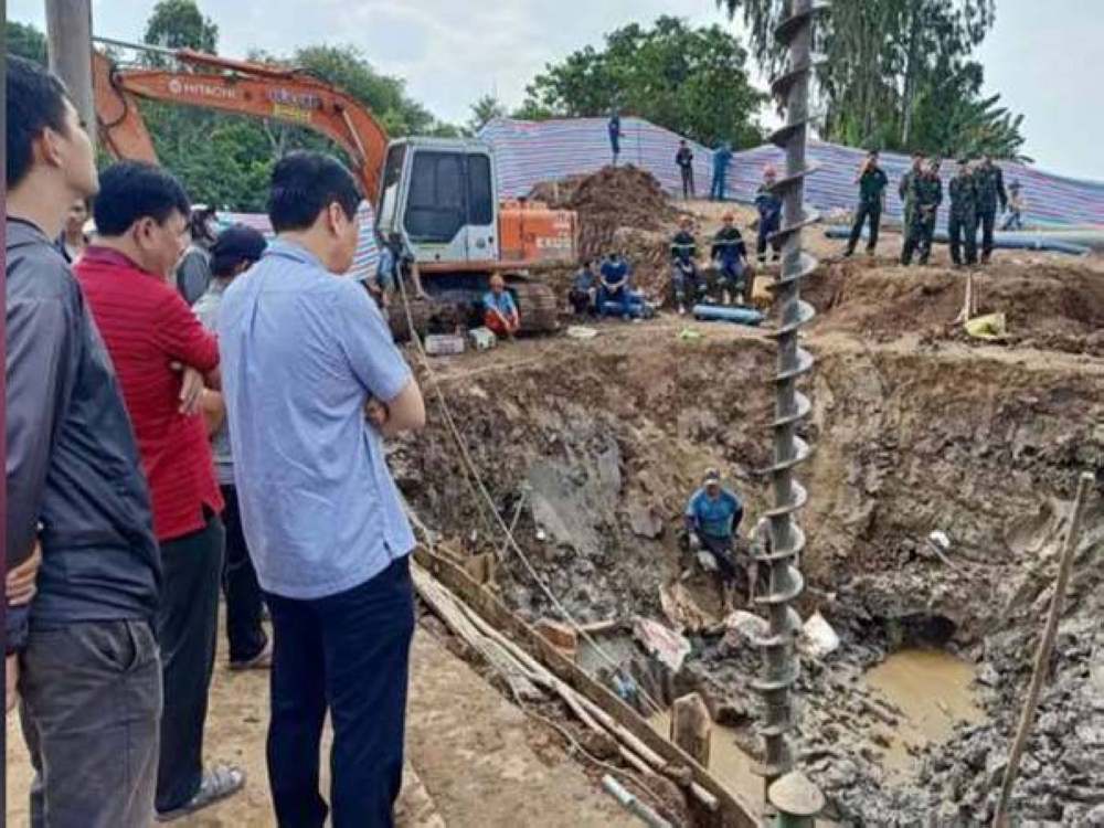 Anggota tentera dan pakar kejuruteraan bertungkus-lumus mengeluarkan lumpur dan air di kawasan tersebut bagi mengeluarkan batang tiang konkrit itu. - Foto Twitter/Rita Rosenfeld