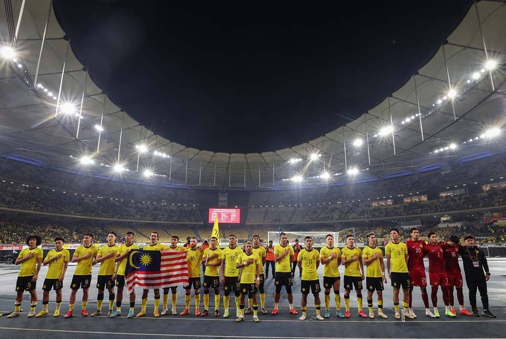 Pasukan kebangsaan meraikan kemenangan bersama &#039;Ultras Malaya&#039; selepas berjaya menewaskan pasukan Singapura pada perlawanan Kumpulan B AFF Mitsubishi Electric Cup 2022 di Stadium Nasional Bukit Jalil pada Selasa. - Foto Bernama