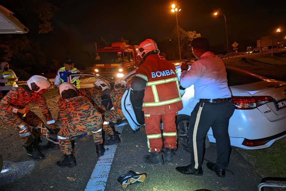 Kereta mangsa terbabas di Plaza Tol Lima Kedai, Iskandar Puteri.