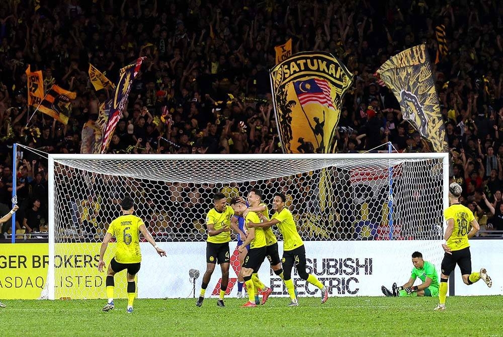 Wilkin (tiga dari kiri) menjaringkan gol ketiga Malaysia ketika aksi perlawanan Kumpulan B AFF Mitsubishi Electric Cup 2022 antara Malaysia dan Singapura pada malam Selasa. - Foto Bernama