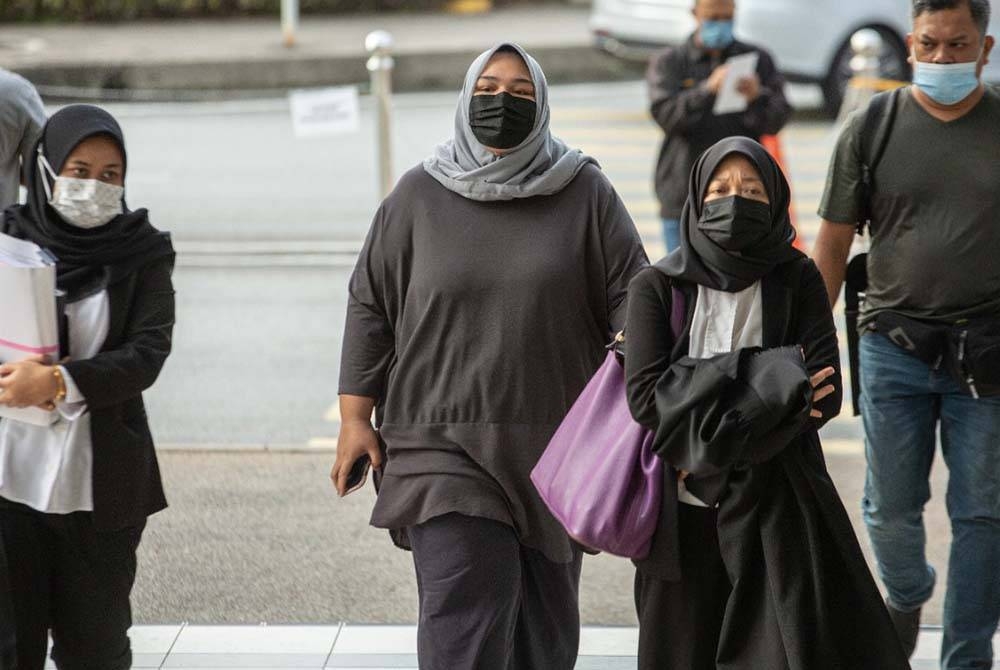 Siti Bainun (tiga dari kanan) hadir di Mahkamah Tinggi Kuala Lumpur pada Khamis.