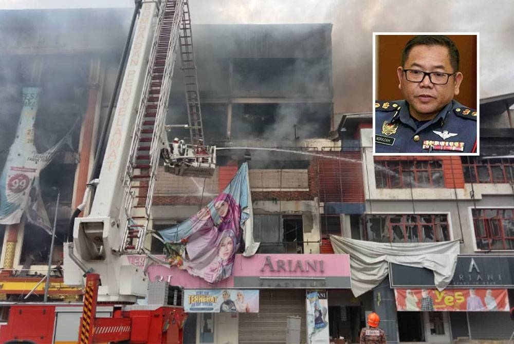 Anggota bomba menjalankan kerja pemadaman api di bangunan Wisma Jakel pada Ahad. (Gambar kecil: Norazam)