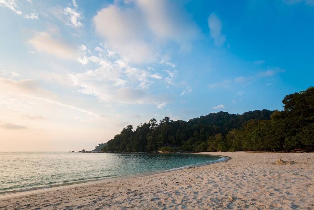 Kawasan pesisir pantai Teluk Nipah dikesan terhakis sehingga tiga meter setahun akibat hakisan ombak secara berterusan. - Foto 123RF