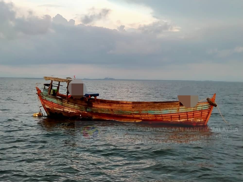 Bot yang digunakan tiga PATI untuk menyeludup masuk dua penumpang ke negara ini pada Selasa.