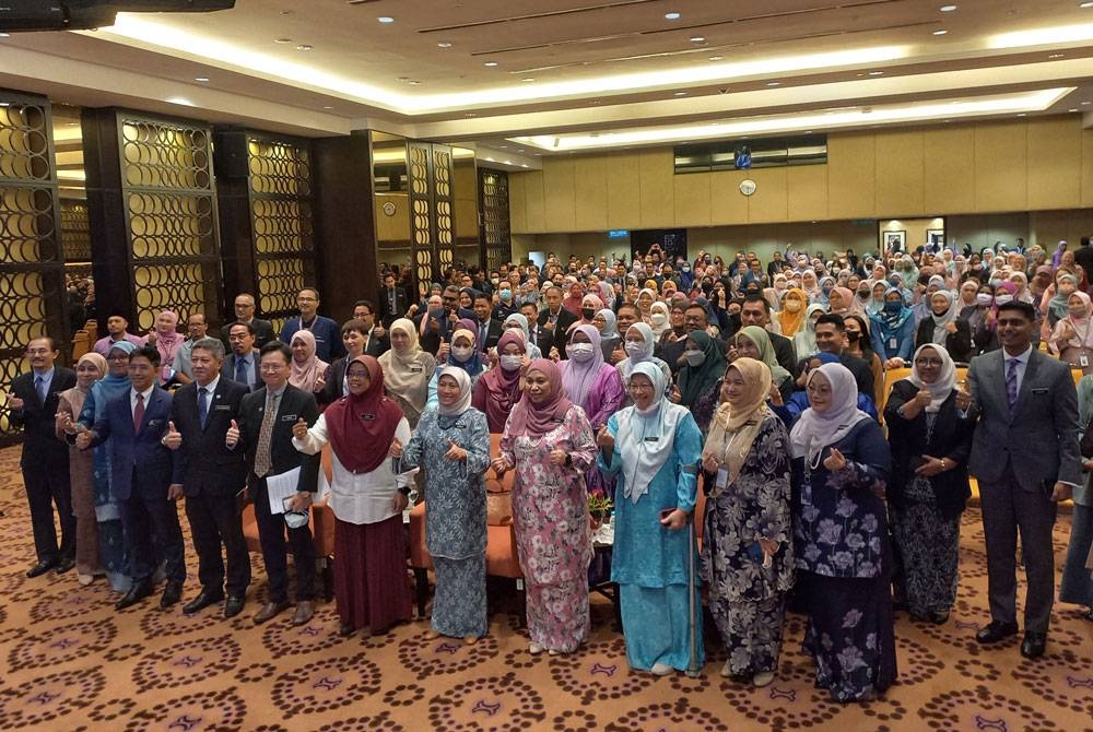 Nancy bergambar bersama warga KPWKM ketika menghadiri Majlis Amanat Menteri Bersama Warga KPWKM di Putrajaya pada Rabu.