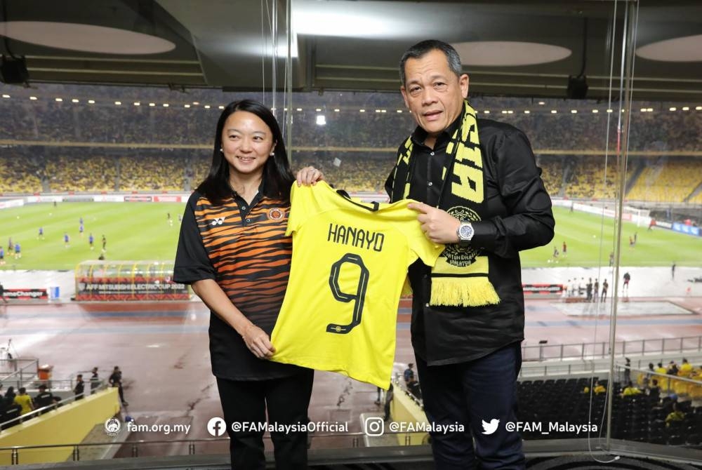 Presiden FAM, Datuk Hamidin Amin, menyerahkan jersi baharu skuad Harimau Malaya kepada Hannah selepas perlawanan Malaysia menentang Singapura di Stadium Nasional di Bukit Jalil.