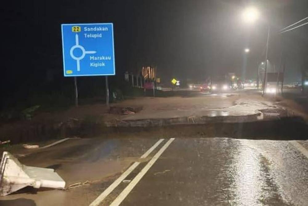 Jalan Kota Kinabalu-Sandakan di kawasan Ranau ditutup sementara kerana kegagalan pembentung yang runtuh dan jalan terputus akibat hujan lebat berterusan sepanjang hari. - Foto ihsan pembaca