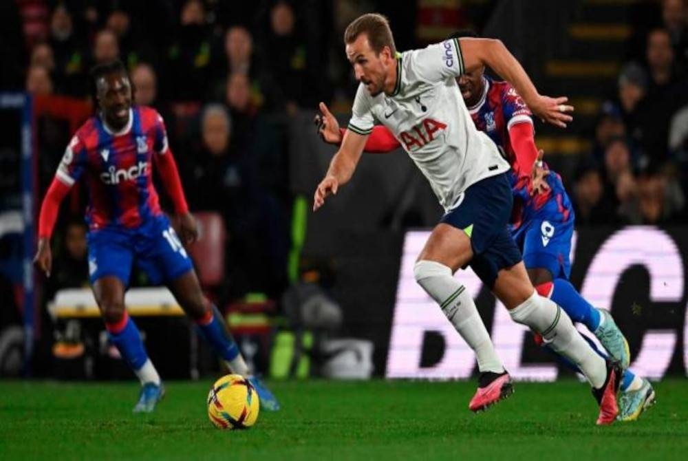 Kane (kanan) menyumbat dua gol ketika membantu Spurs menewaskan Palace 4-0 dalam saingan EPL pada Khamis. - Foto Agensi