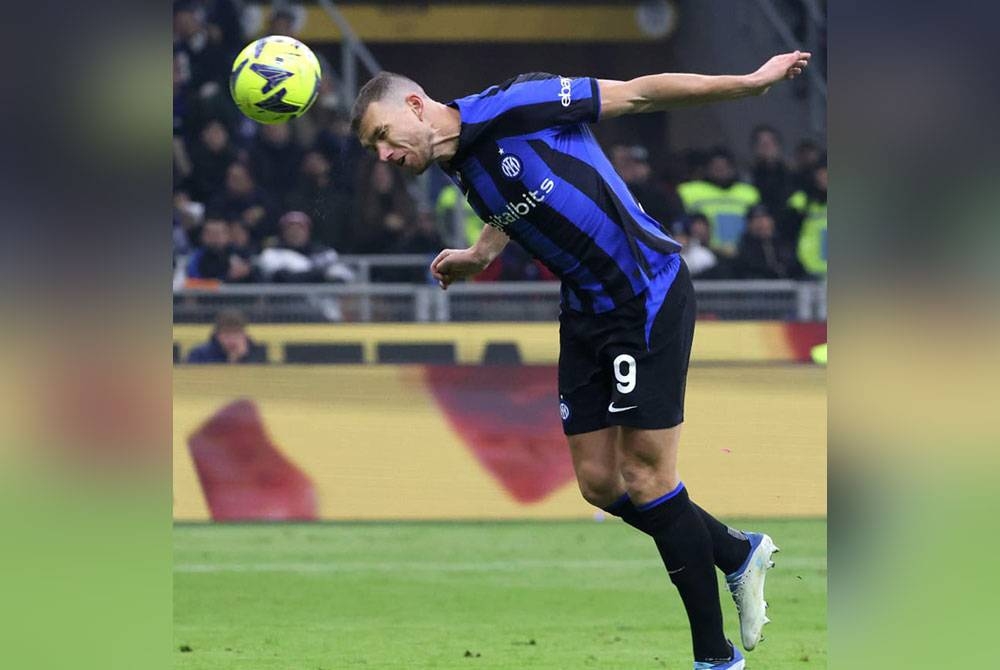 Dzeko menjulang Inter menerusi gol tunggal untuk menewaskan Napoli dalam saingan Serie A pada Khamis. - Foto EPA