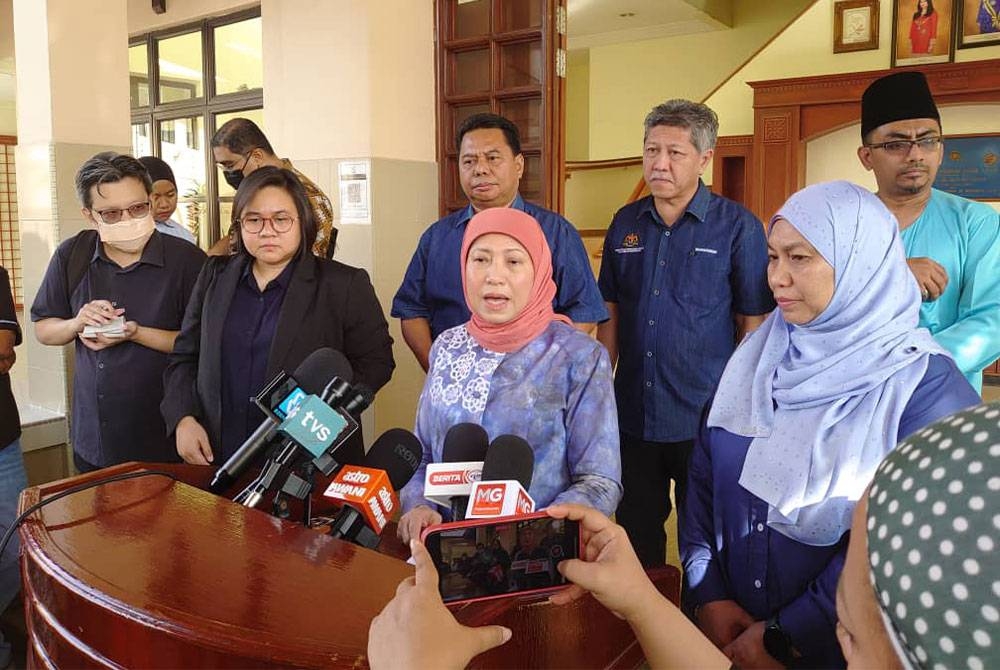 Nancy Shukri mengadakan sidang akhbar sebelum melawat sebuah rumah perlindungan kanak-kanak di Johor Bahru pada Khamis.