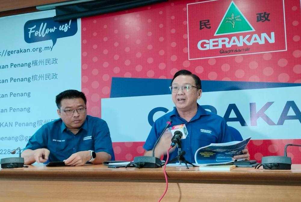 Dominic (kanan) pada sidang akhbar di Pejabat Gerakan Pulau Pinang, pada Khamis.