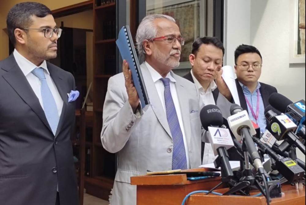  Muhammad Shafee Abdullah ketika sidang media mengenai perkembangan semasa kes membabitkan Datuk Seri Najib Tun Razak pada Khamis. 