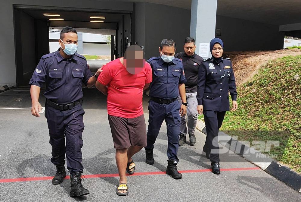 Tertuduh diiring polis di Mahkamah Sesyen Seremban.