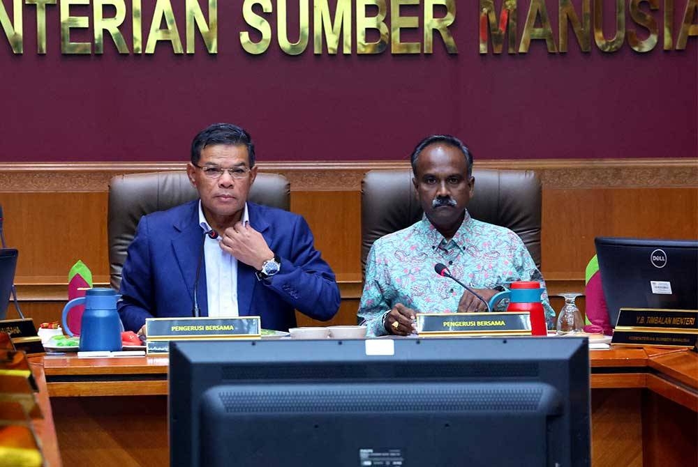 Saifuddin (kiri) bersama Menteri Sumber Manusia, V Sivakumar ketika mempengerusikan mesyuarat khas di Kementerian Sumber Manusia pada Khamis. - Foto Bernama