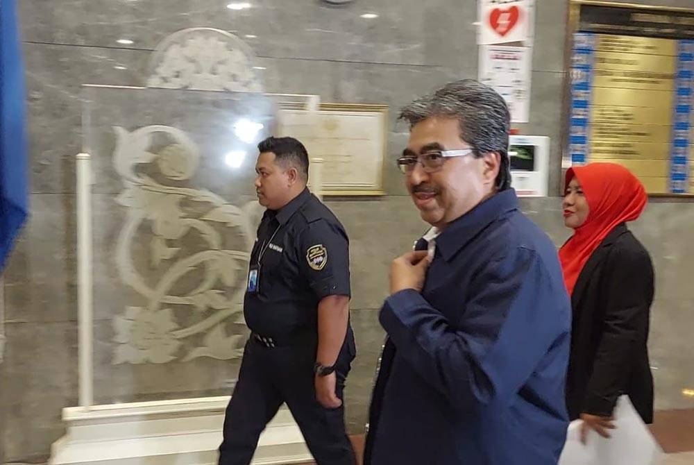 Pengerusi UMNO Wilayah Persekutuan, Datuk Seri Johari Abdul Ghani tiba di Menara Dato Onn WTC bagi menghadiri Mesyuarat Majlis Kerja Tertinggi (MKT) UMNO pada Khamis.