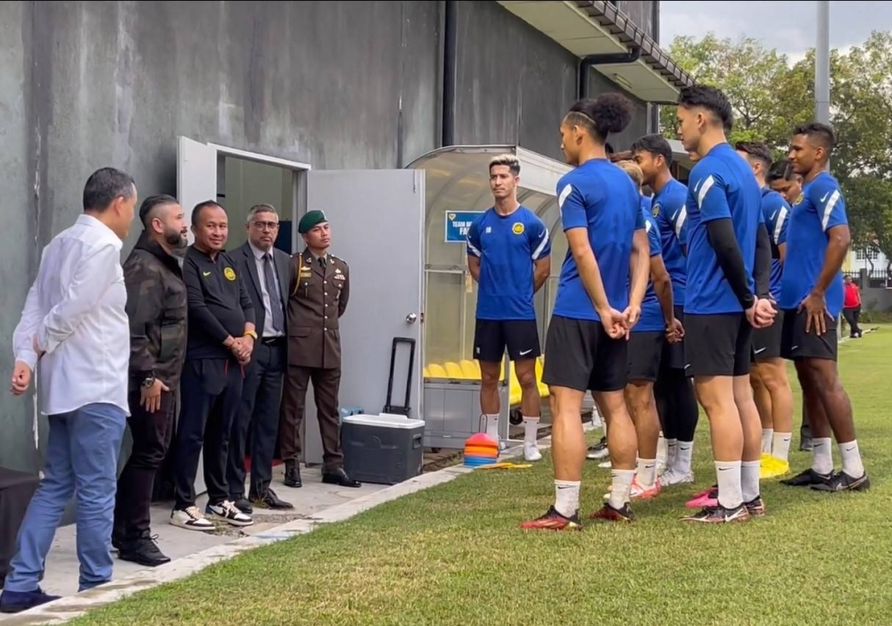 Tunku Ismail berkenan meninjau sesi latihan pasukan negara di padang Wisma Persatuan Bolasepak Malaysia (FAM), Kelana Jaya di sini petang Khamis. - Foto Facebook FAM 