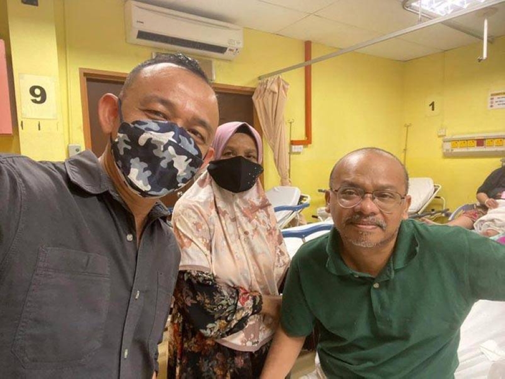 Maszlee (kiri) ketika melawat seorang guru yang dirawat di Hospital Kajang.