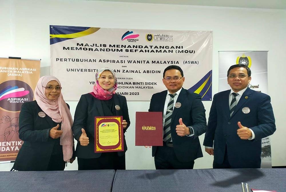 Wan Azliana (dua dari kiri) dan Fadzli (dua dari kanan) bertukar dokumen semasa majlis menandatangani memorandum persefahaman antara ASWA dan Unisza di Putrajaya pada Khamis.