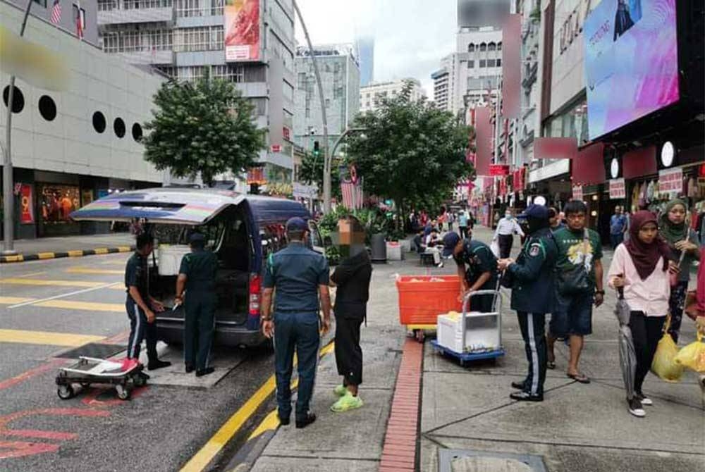 DBKL melancarkan operasi membanteras penjaja tanpa lesen atau &#039;penjaja rambo&#039; di sekitar Jalan Raja Laut di ibu negara. Foto hiasan