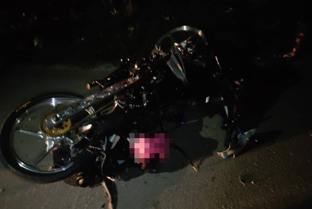 Keadaan motosikal yang ditunggang mangsa remuk selepas terlibat dalam kemalangan di Kilometer 65, Jalan Sandakan-Lahad Datu-Kinabatangan pada Khamis.