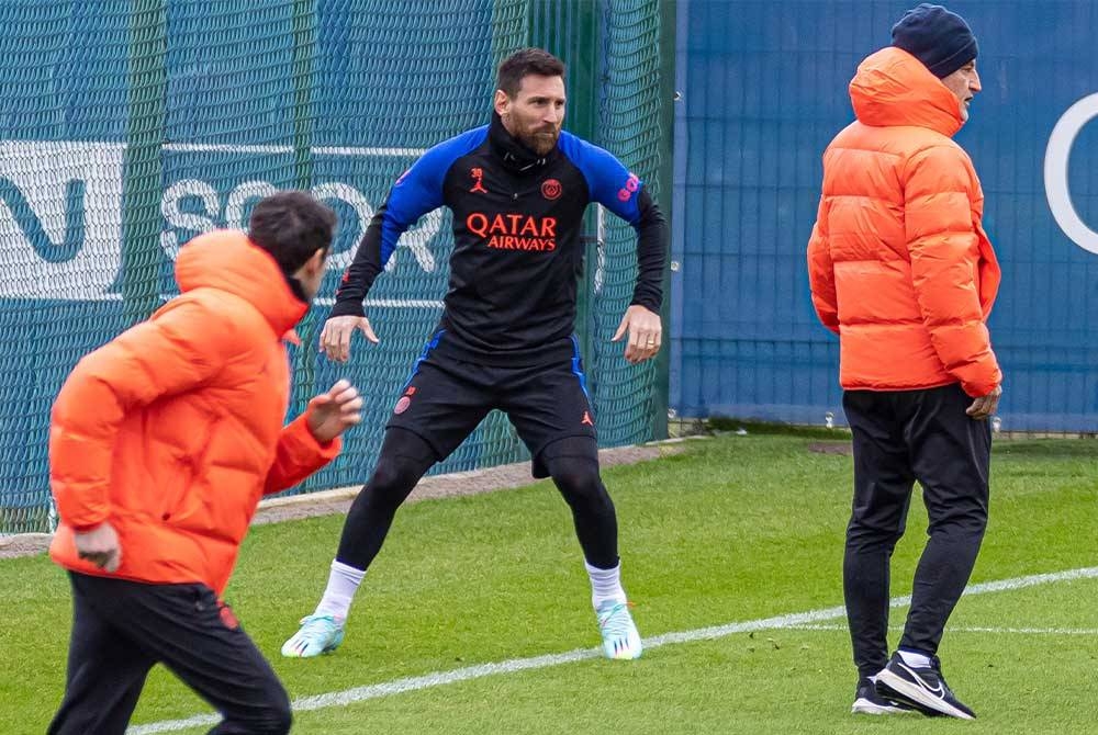 Messi (tengah) dikaitkan dengan kepulangan ke Barcelona.