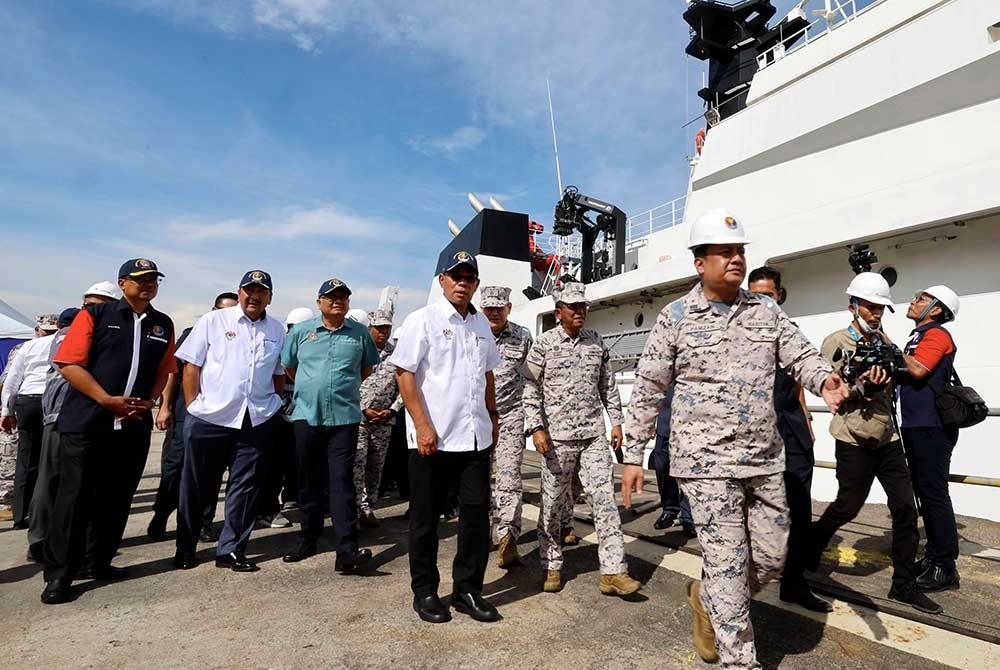 Saifuddin Nasution (tengah) melawat tapak pembinaan kapal Offshore Patrol Vessel 1 (OPV1) di Limbungan TH Heavy Engineering (THHE) Berhad, Pulau Indah pada Jumaat. - Foto Bernama