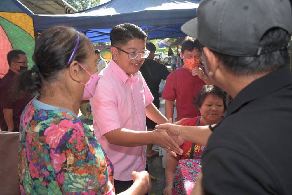 Ewon ketika melakukan walkabout di Tamu Mingguan Taginambur di Kadamaian Square, Kota Belud pada Jumaat.