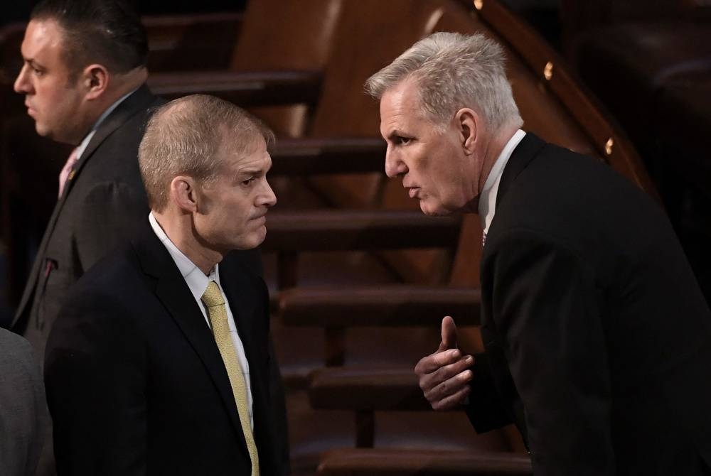 McCarthy (kanan) gagal buat kali ke-11 dalam usahanya menjadi Speaker Dewan Perwakilan apabila hanya peroleh sokongan 200 ahli Republikan. - Foto AFP