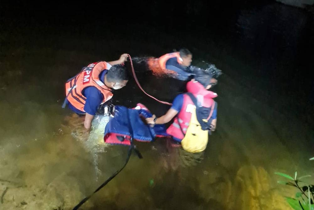 Pasukan penyelamat menemukan seorang pemuda yang lemas semasa mandi di air terjun Asahan, Tangkak pada Jumaat. - Foto ihsan IPD Tangkak