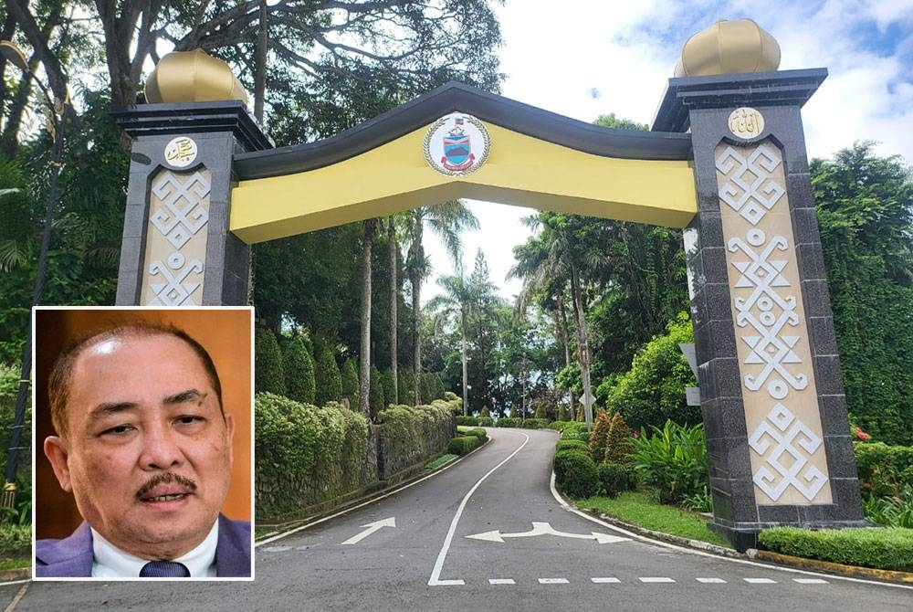 Suasana di pintu gerbang Istana Seri Kinabalu tenang tanpa sebarang pergerakan menandakan akan berlaku pertukaran kerajaan Sabah. Gambar kecil: Hajiji