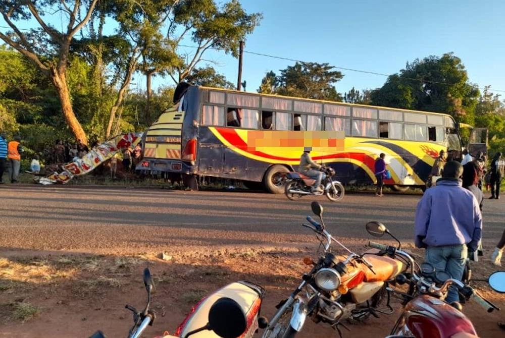 Seramai 16 orang maut dalam nahas jalan raya membabitkan sebuah bas dan lori di daerah Oyam, utara Uganda. - Foto Courtesy