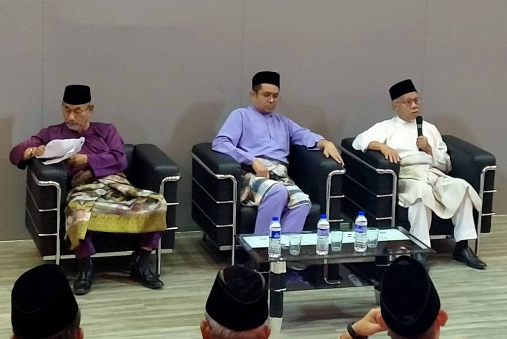 Wan Zahidi (kanan) ketika menjadi panel program Liqa&#039; Fikri Bersama Pengerusi Muzakarah MKI dan Mufti Perak di Auditorium Universiti Sultan Azlan Shah pada Jumaat.