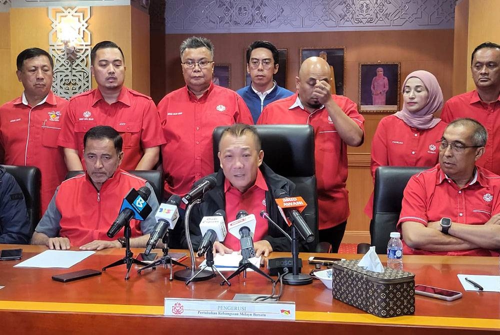 Bung Moktar tengah ketika mengumumkan UMNO dan BN Sabah menarik sokongan terhadap Datuk Seri Hajiji Noor sebagai Ketua Menteri Sabah dalam satu sidang akhbar di bangunan UMNO Sabah pada malam Jumaat.