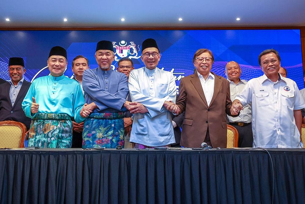 Dari kiri: Hajiji; Timbalan Perdana Menteri, Datuk Seri Dr Ahmad Zahid Hamidi; Anwar; Premier Sarawak, Tan Sri Dr Abang Johari Tun Openg dan Mohd Shafie pada majlis menandatangani permuafakatan antara gabungan di bawah Kerajaan Perpaduan di Bangunan Perdana Putra pada 16 Disember lalu. - Foto Bernama