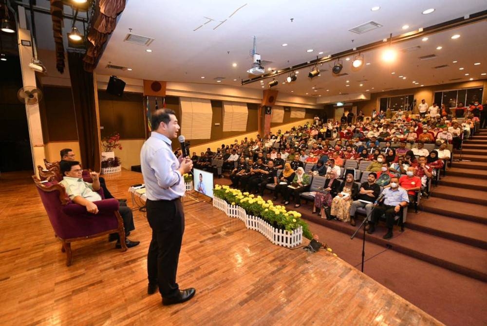 Rafizi ketika sesi dialog awam Pandan di Audotorium MPAJ pada Jumaat.