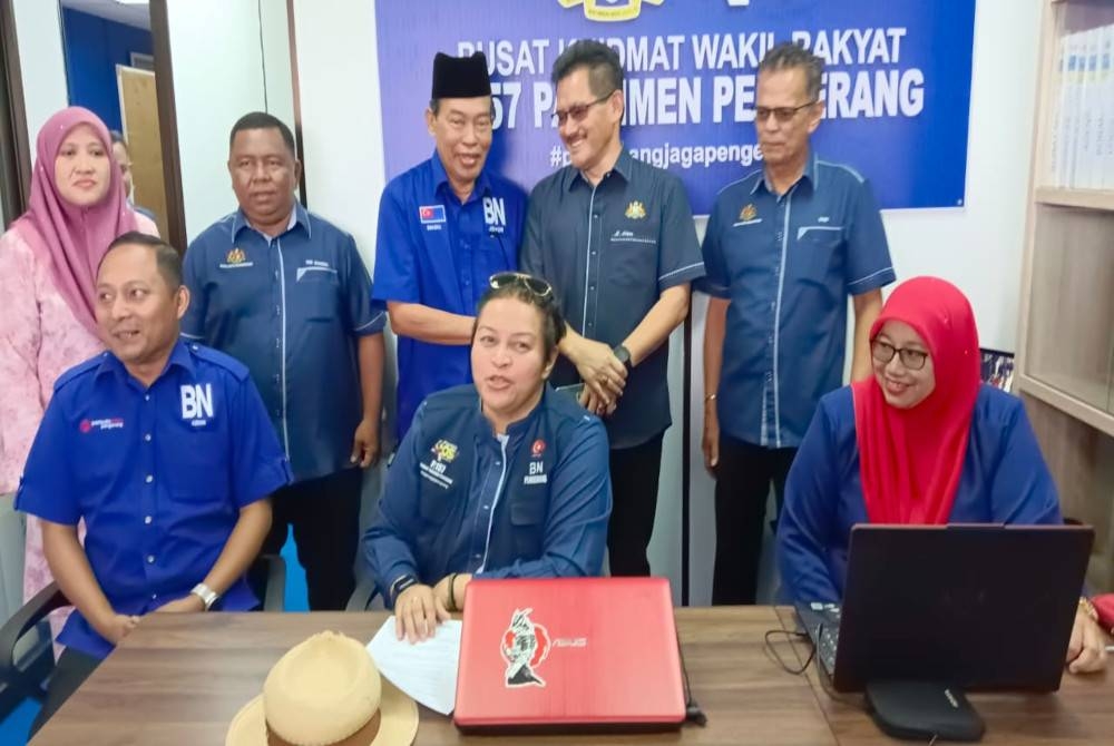 Azalina meninjau Pusat Khidmat Wakil Rakyat Pengerang yang dibuka pada Sabtu di Bandar Penawar, Pengerang, Kota Tinggi.