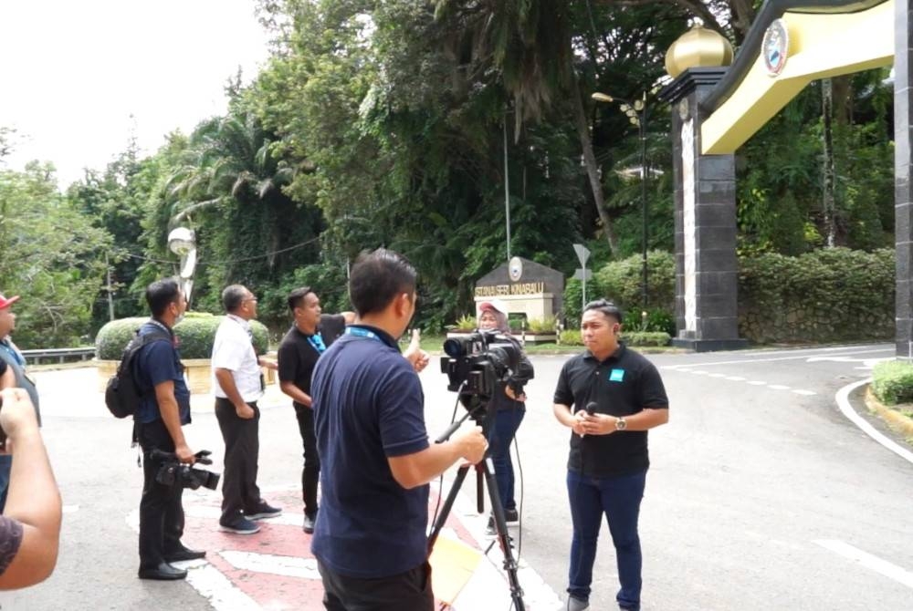 Sebahagian pengamal media berkumpul di hadapan Istana Seri Kinabalu, Kota Kinabalu pada Sabtu.