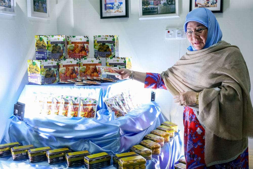 Tunku Azizah Aminah Maimunah Iskandariah selepas berkenan menyempurnakan pelancaran pes asam pedas dan rendang betawi di Pusat Vokasional Industri Bentong, Kompleks Penjara Bentong pada Sabtu. - Foto: Bernama