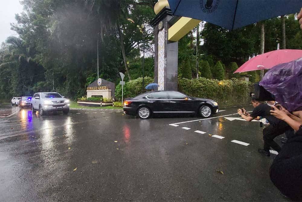 Kenderaan yang membawa Hajiji tiba di pintu gerbang Istana Seri Kinabalu di Kota Kinabalu.