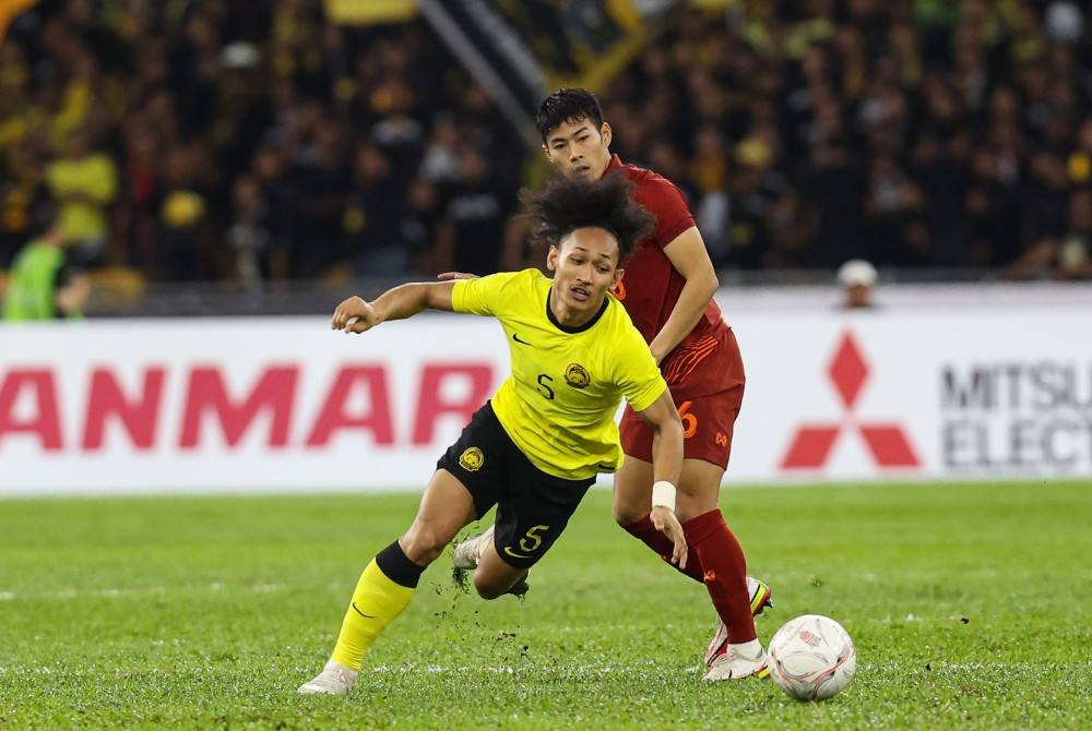 Pemain kebangsaan, Shahrul Nazeem Zulpakar cuba mengawal bola pada perlawanan separuh akhir pertama Piala AFF Mitsubishi Electric Cup 2022 antara Malaysia dan Thailand di Stadium Nasional Bukit Jalil malam ini. - Foto Bernama