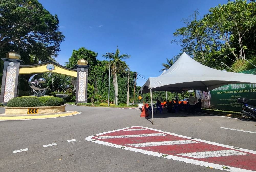 Kanopi yang disediakan di hadapan pintu gerbang Istana Seri Kinabalu, Kota Kinabalu.