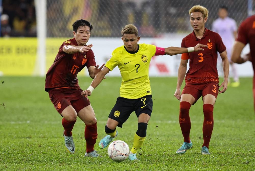 Mohamad Faisal mengawal bola pada aksi separuh akhir pertama Piala AFF Mitsubishi Electric Cup 2022 antara Malaysia dan Thailand di Stadium Nasional Bukit Jalil pada Sabtu. - Foto Bernama