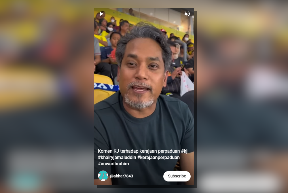 Khairy ditemui ketika sedang menyaksikan perlawanan Malaysia menentang Singapura di Stadium Nasional, Bukit Jalil pada Selasa.