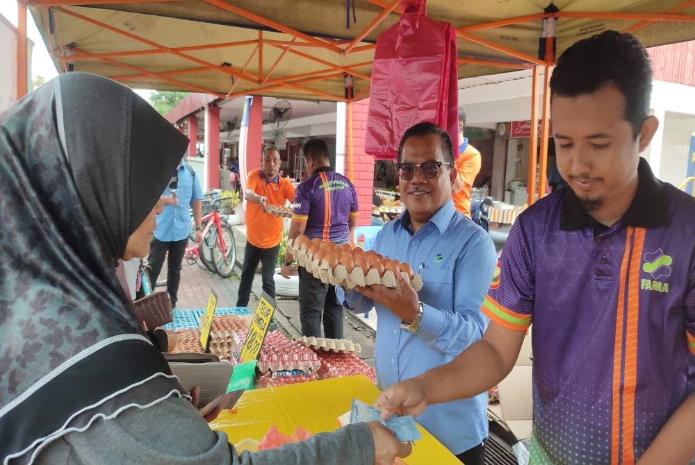 Isa meninjau jualan khas telur ayam di Pasar Tani Taman Wira pada Ahad.