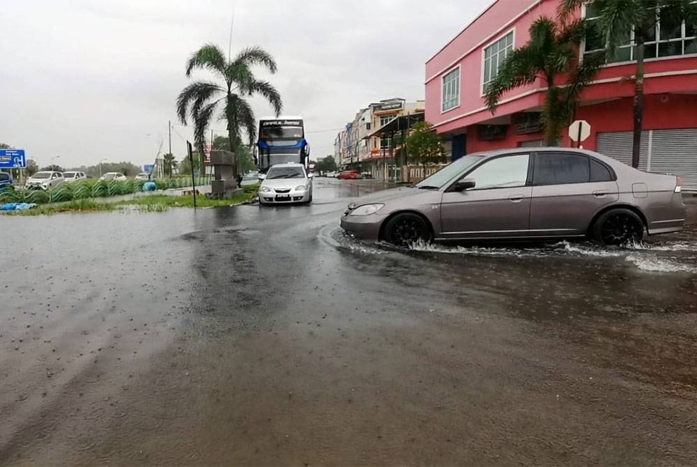 Banjir kilat yang melanda sekitar Gong Badak, Kuala Nerus susulan hujan lebat sejak malam tadi.